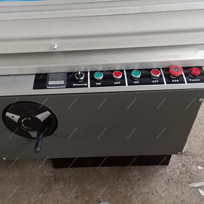 Elektrische hefzaagtafel voor maximaal 3200 mm. Werkstuklengte en 120 mm scorezaagblad