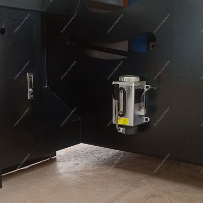 Elektrische hefzaagtafel voor maximaal 3200 mm. Werkstuklengte en 120 mm scorezaagblad