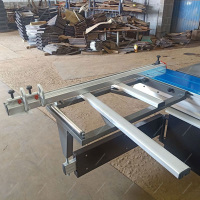 Elektrische hefzaagtafel voor maximaal 3200 mm. Werkstuklengte en 120 mm scorezaagblad