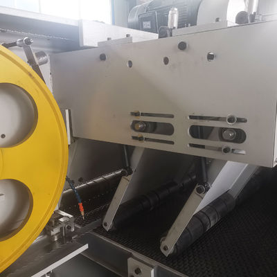 0.37kw Lifting Motor Horizontale houtbandzaagmachine met dubbele messen en transportband