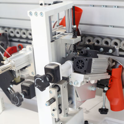 Automatische randbandmachine voor de productie van kastdeuren