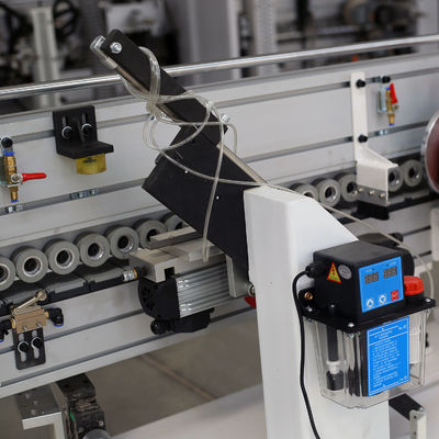 Automatische randbandmachine voor de productie van kastdeuren