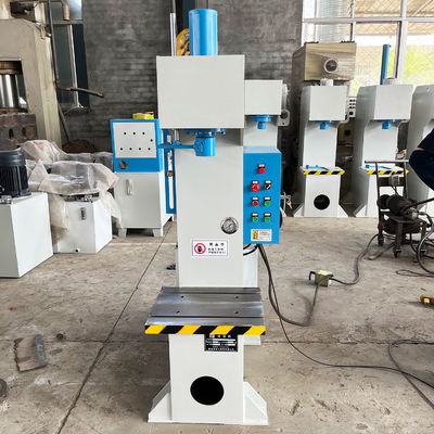 Home Toepassingen Y41-30T CNC Precision Kleine verticale hydraulische pers met 4 kW vermogen