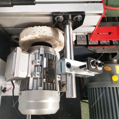 Automatische bandmachine voor de vervaardiging van kunstmatige platen voor meubels