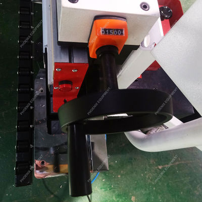 Automatische bandmachine voor de vervaardiging van kunstmatige platen voor meubels