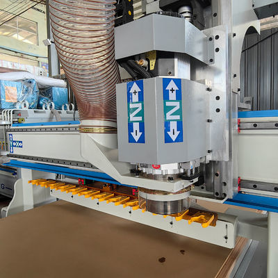 9 kW spindelmotorkracht Houtbewerking Cnc Houtroutermachine voor het snijden van multiplexmeubelen