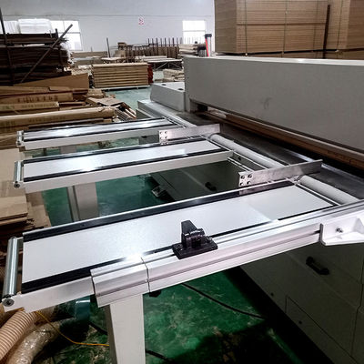 Horizontale CNC-zaagmachine voor het verwerken van houten deuren en het snijden van multiplex