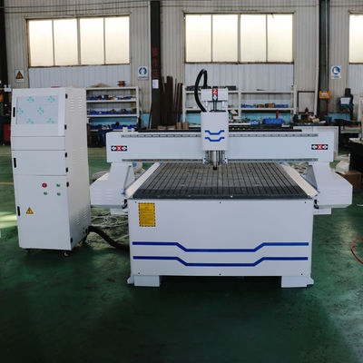 Professionele houtsnijwerk CNC-routermachine voor het maken van meubeldeuren 1300*2500mm