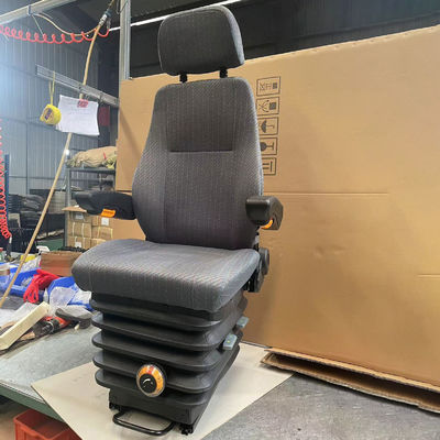 Verstelbare stoel voor de bestuurder van een graafmachine met mechanische schokdemper en dubbele armsteun