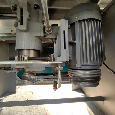 Machine voor het frezen van de deuren van massief hout en MDF met een eenassige schuiftafelspindelvormer