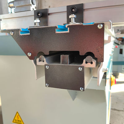Machine voor het frezen van de deuren van massief hout en MDF met een eenassige schuiftafelspindelvormer