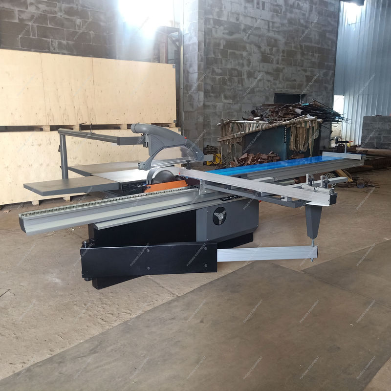 Elektrische hefzaagtafel voor maximaal 3200 mm. Werkstuklengte en 120 mm scorezaagblad