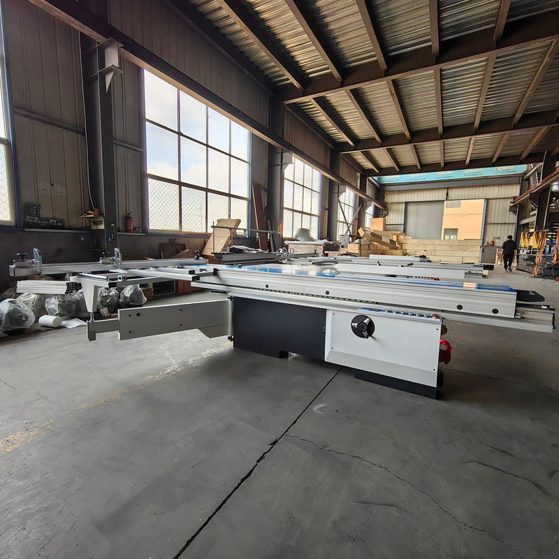MJ3200 Elektronische schuiftafelzaagmachine met 5,5 kW vermogen en 780 kg gewicht