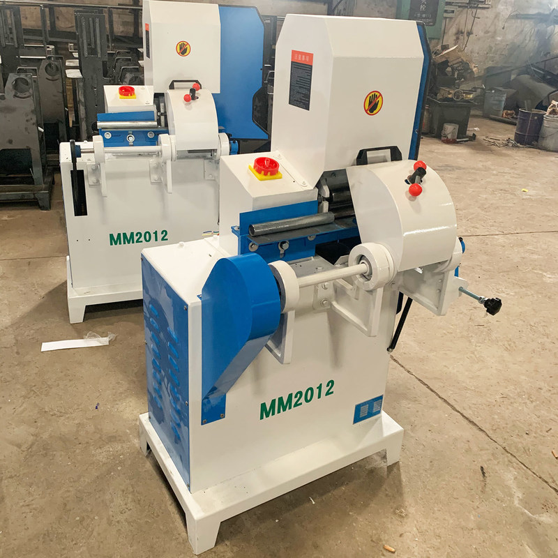 Het polijsten van de houtstaaf met MM2012 Single Belt Vertical Sander Broom Polishing Machine