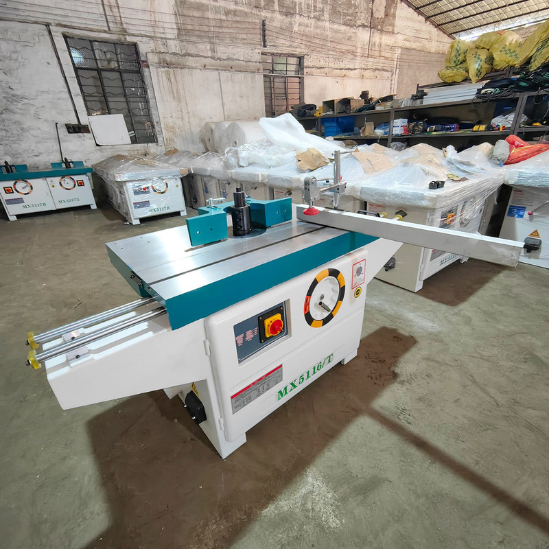 Eenassige houtvormmachine met automatische schuiftafel en maximale werkbreedte van 800 mm